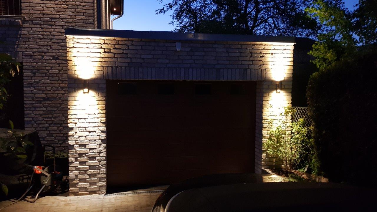 Garage nachts beleuchtet