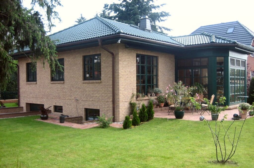 Das Bild zeigt ein barrierefreies Haus im Bungalow-Stil. Wenn Sie auch ein barrierefreies Haus bauen möchten, unterstützt Sie Generalunternehmer Wilms AG in Berlin und Brandenburg.