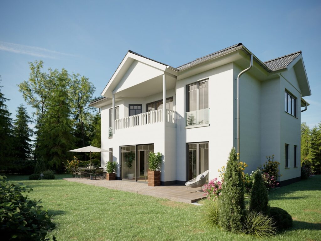 Das Bild zeigt die Rückseite einer modernen Stadtvilla mit bodentiefen Fenstern, Terrasse und Balkon. Möchten Sie auch eine schlüsselfertige Stadtville bauen lassen? Generalunternehmer Wilms AG unterstützt Sie in Berlin und Brandenburg.
