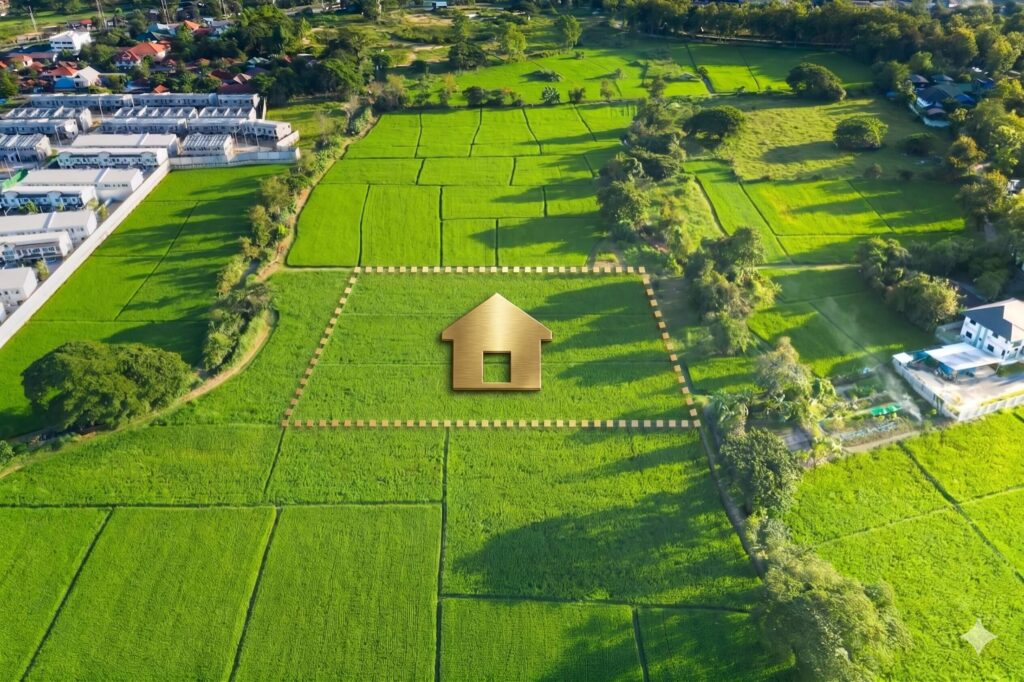 Das Bild zeigt ein Feld mit umliegenden Häusern, auf dem eine symbolische Grafik eingezeichnet ist, die den Grundstücksservice in Berlin & Brandenburg von Wilms AG veranschaulichen soll.
