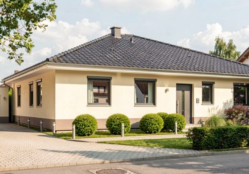 Das Bild zeigt einen schlüsselfertigen Bungalow in Massivbauweise von Generalunternehmer Wilms AG in Berlin-Brandenburg